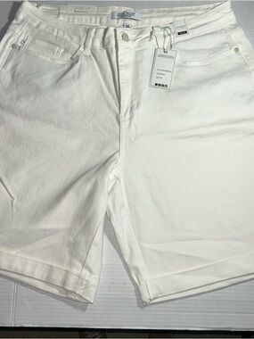 Judy Blue Women’s Mid Rise 5 Pocket White Cuffed Shorts Sz 3XL-NWT